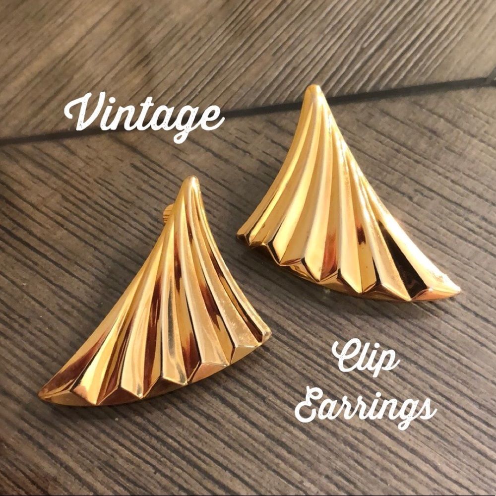 Vintage Fan Shaped Goldtone Clip Earrings